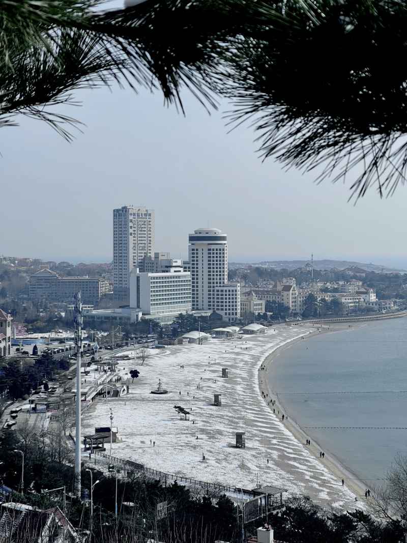 青岛小鱼山俯瞰第一浴场海边雪景