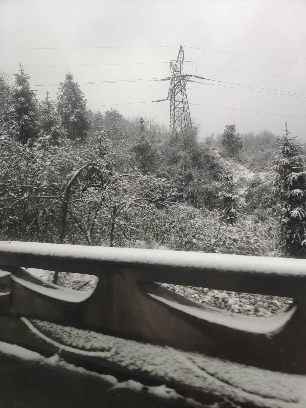 高速旁的雪景