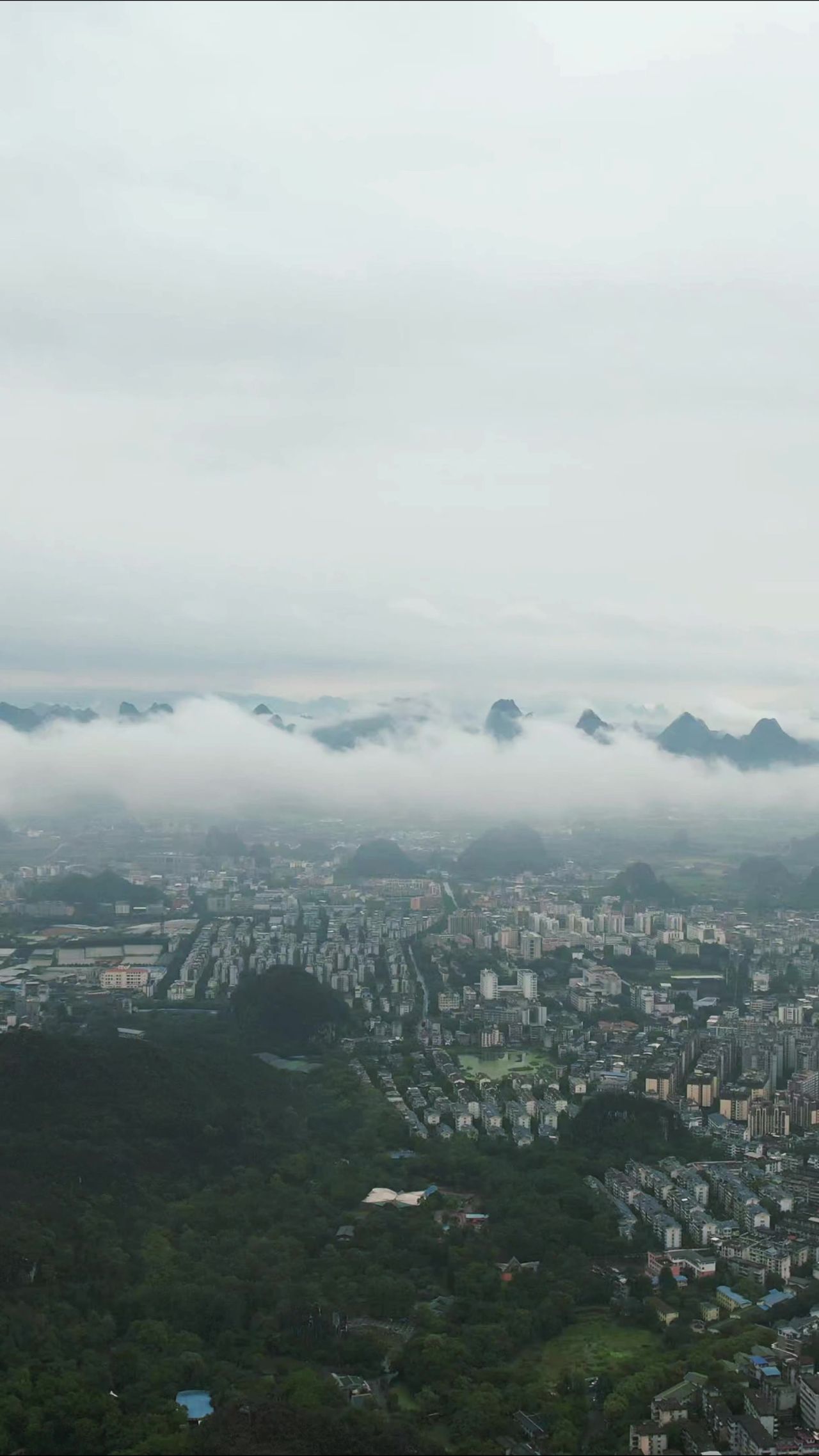 城市清晨迷雾平流层竖屏航拍 