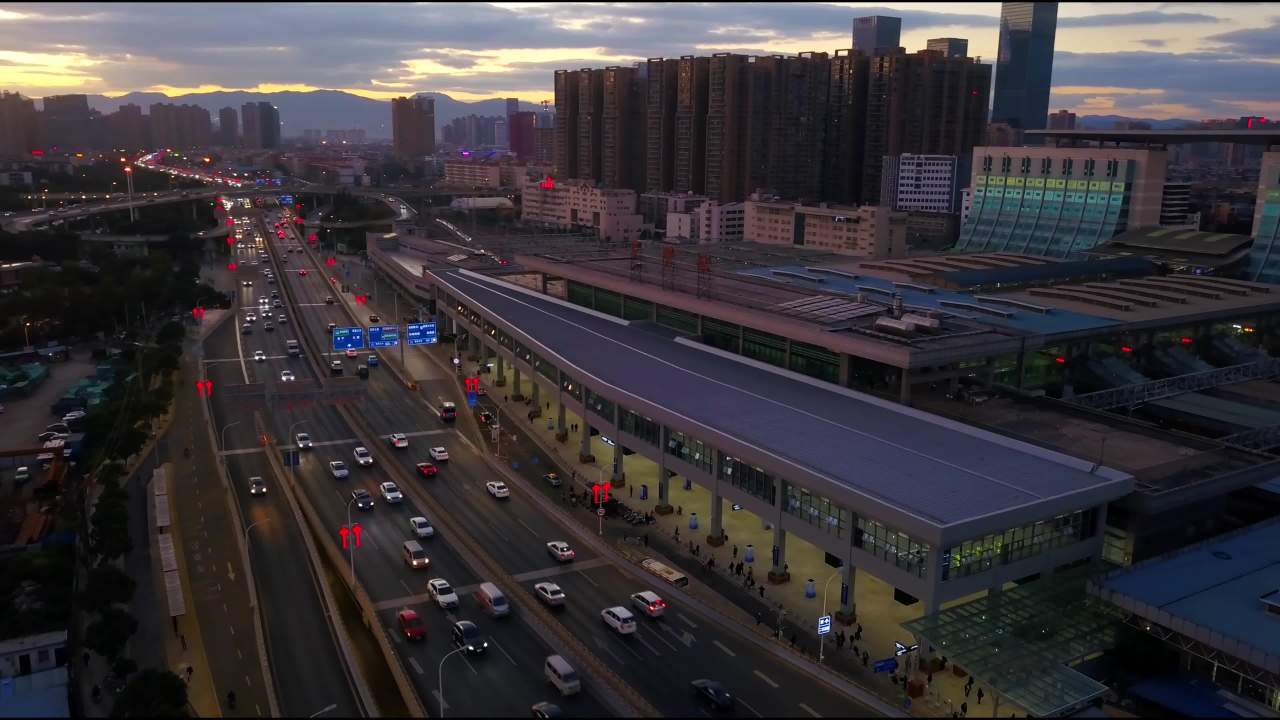 城市黄昏的繁忙景象