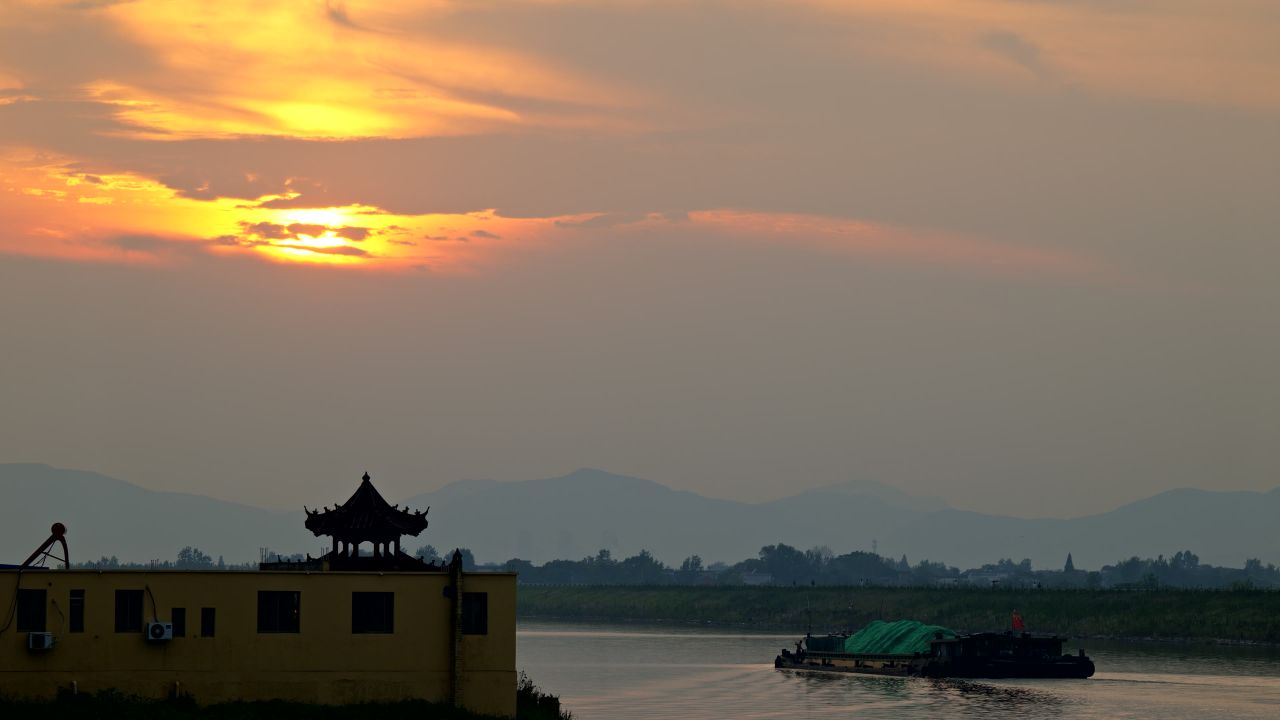 夕阳下的小镇