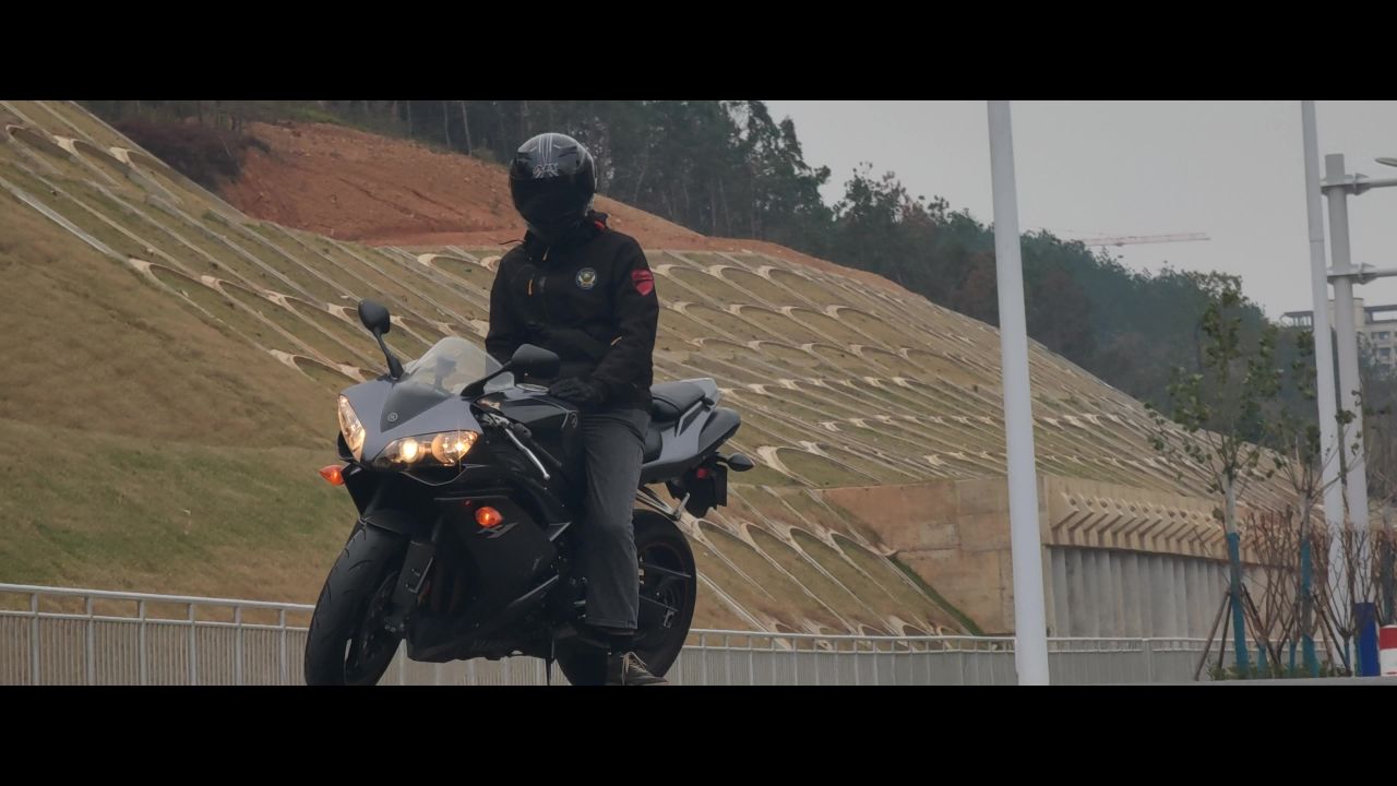 摩托车本田R1人物骑行横屏原视频素材