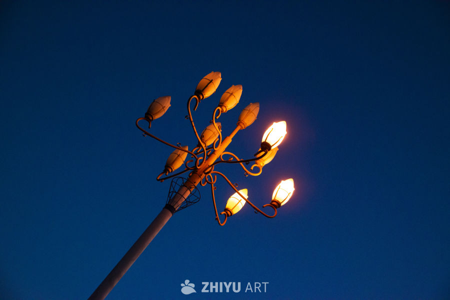 夜幕下的复古路灯