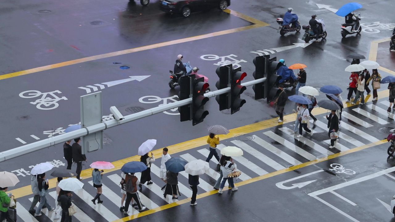 雨天城市街道路口人流 3