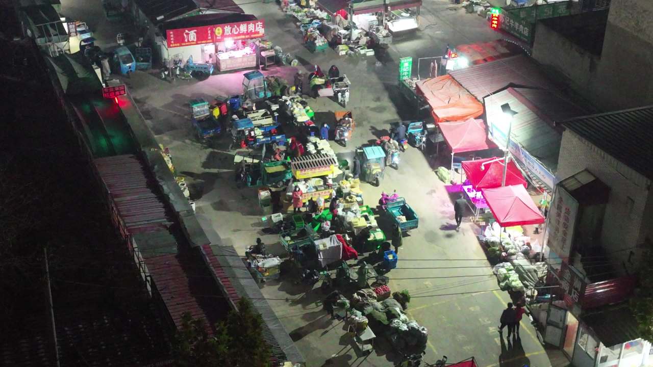 夜幕下的热闹市场