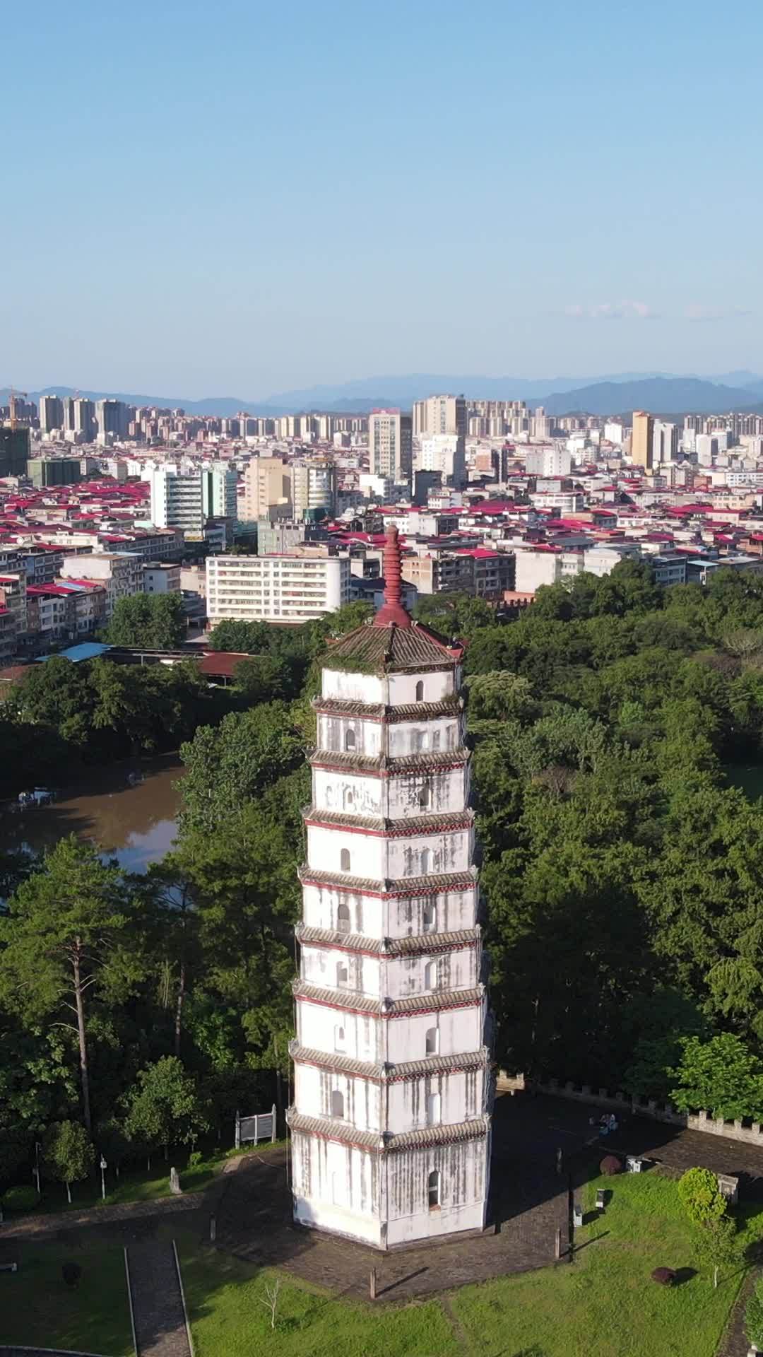 古塔与现代城市的和谐共存