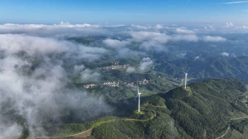 航拍风力发电 大山云雾缭绕