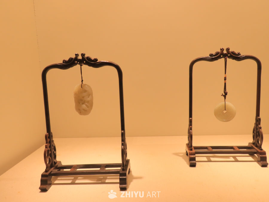 玉器与木架的艺术展示