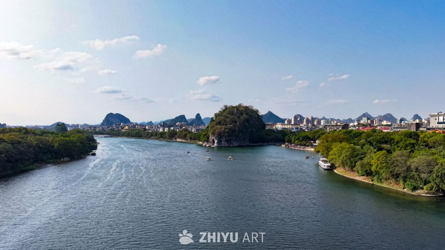 漓江边的城市与山水