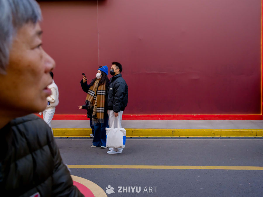 街头戴口罩的行人