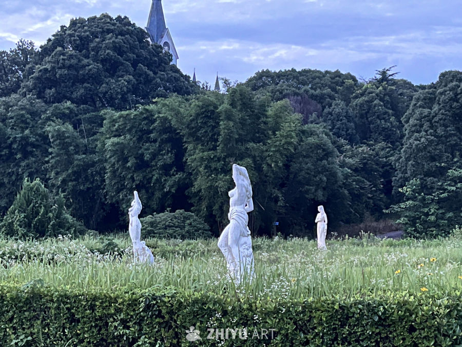 黄昏中的雕像与自然