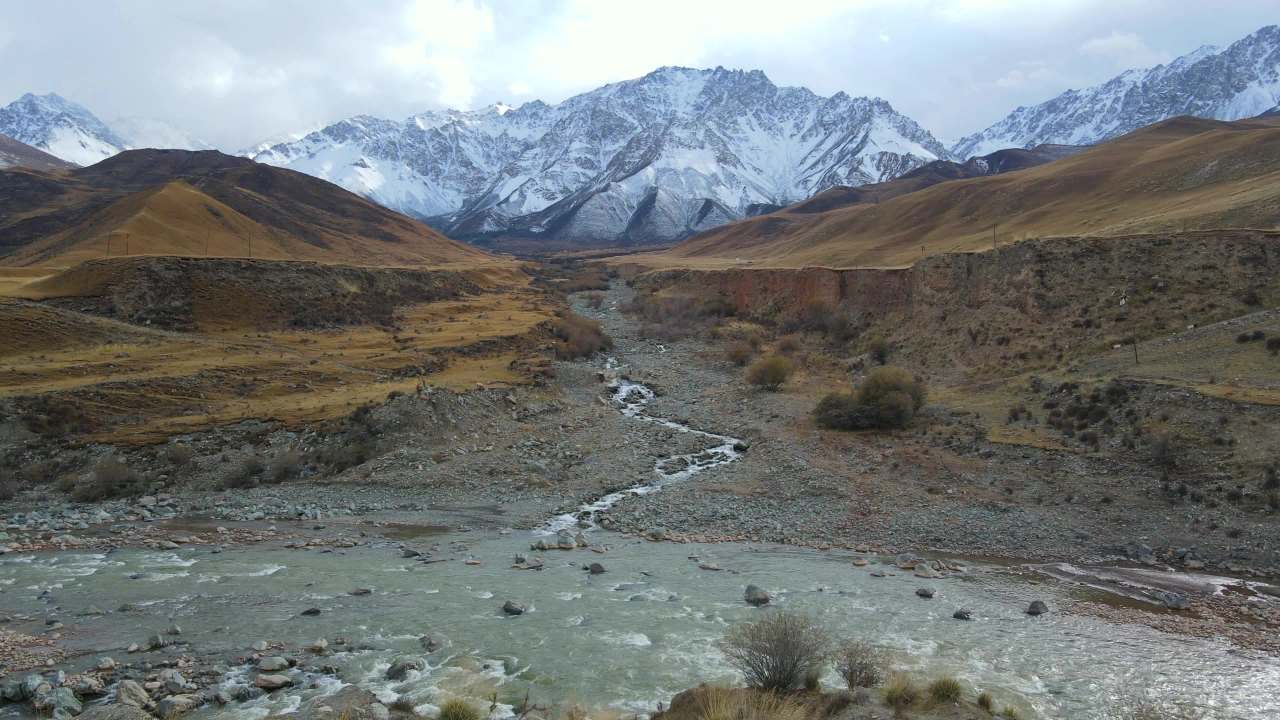 青海海北祁连县二尕公路上航拍祁连雪山峡谷溪流和黄色