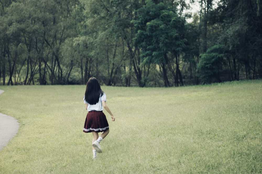 青春女孩草地