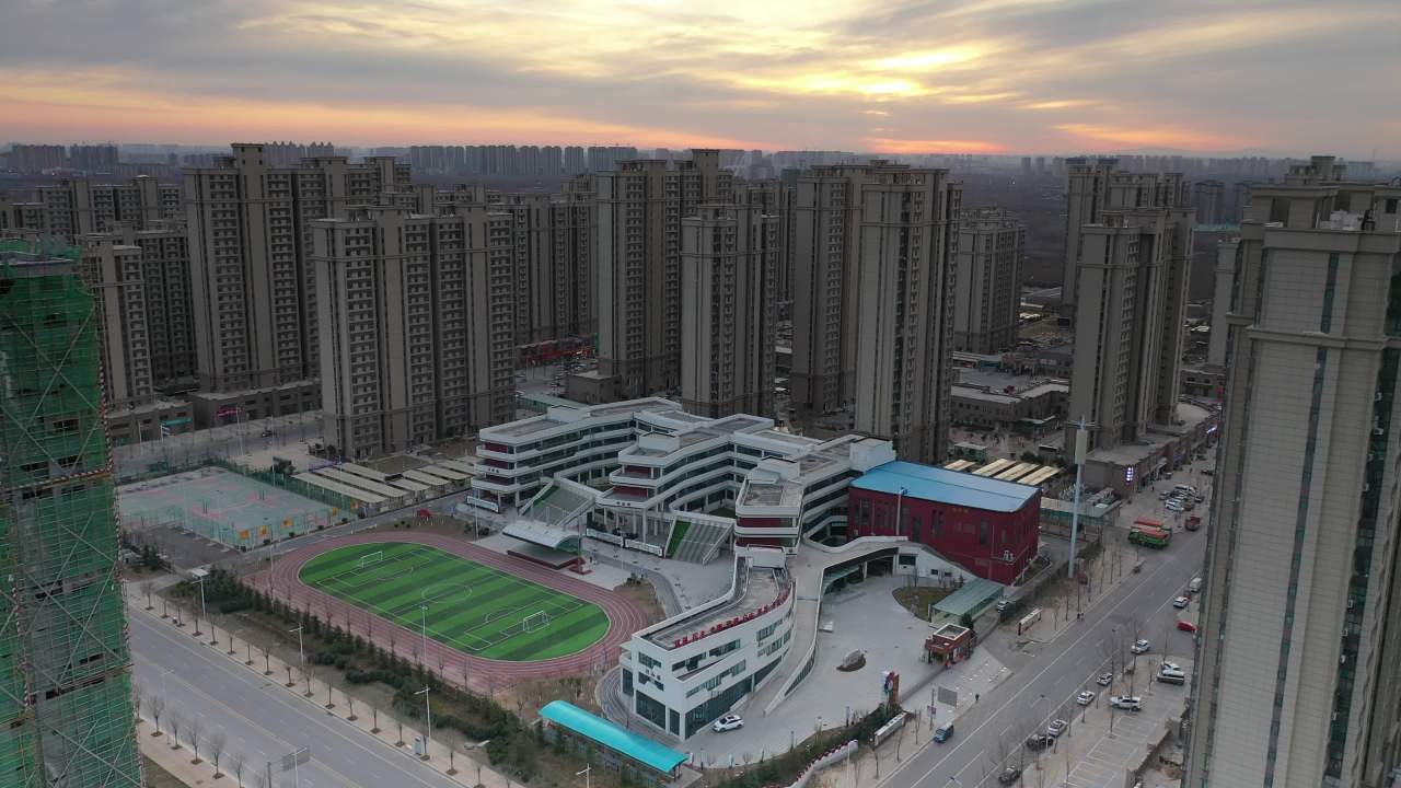 城市日落下的建筑群