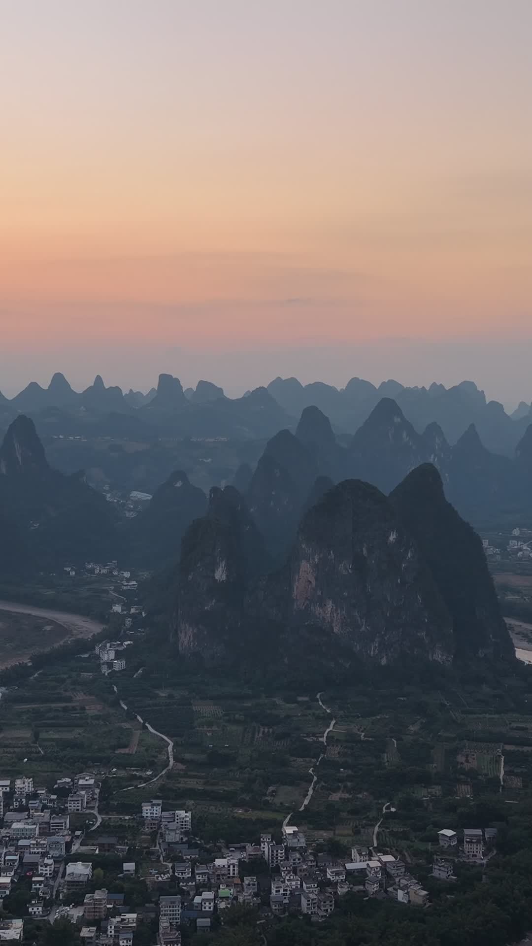 日落下的桂林山水