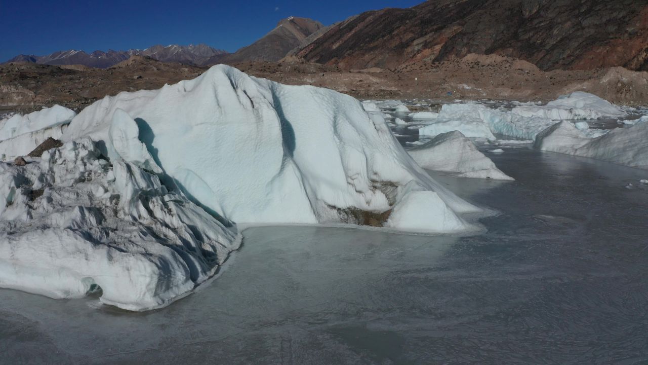 航拍冬天的西藏来古冰川