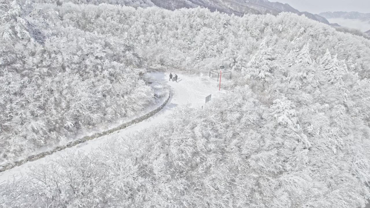 分水岭雪景航拍