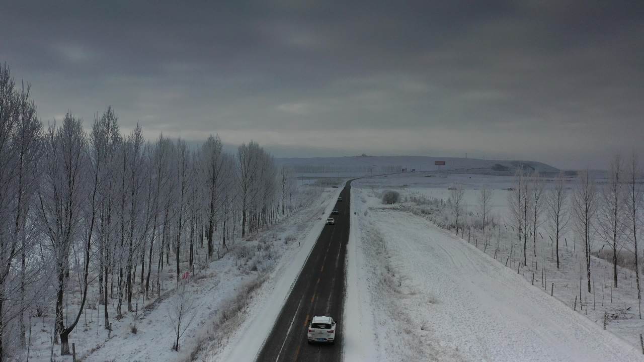 冬日雪路行