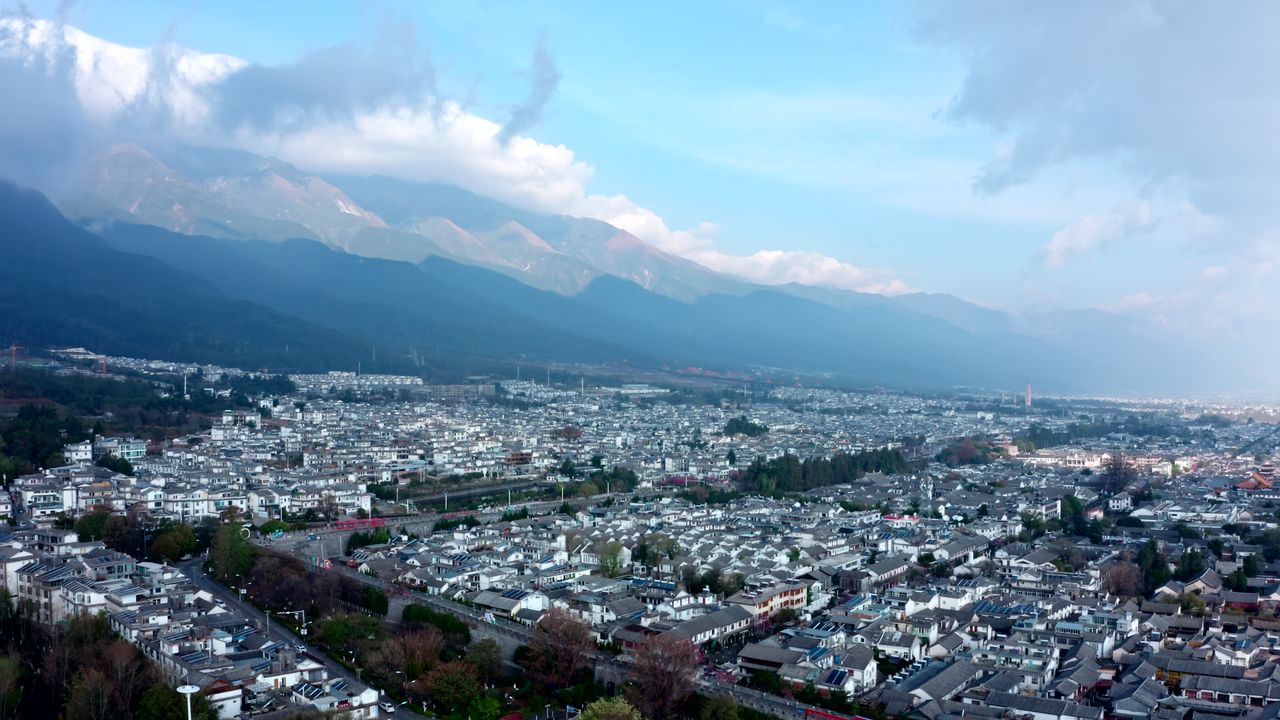 云南大理苍山下的古城城市建筑风光航拍