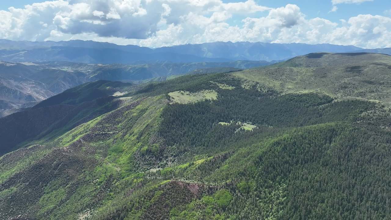 高山峡谷蓝天白云风景