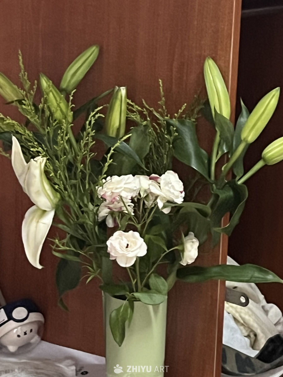 优雅百合与玫瑰的静谧时光