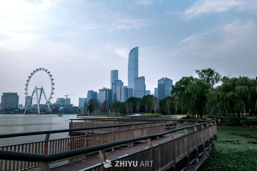 都市湖畔的宁静时光