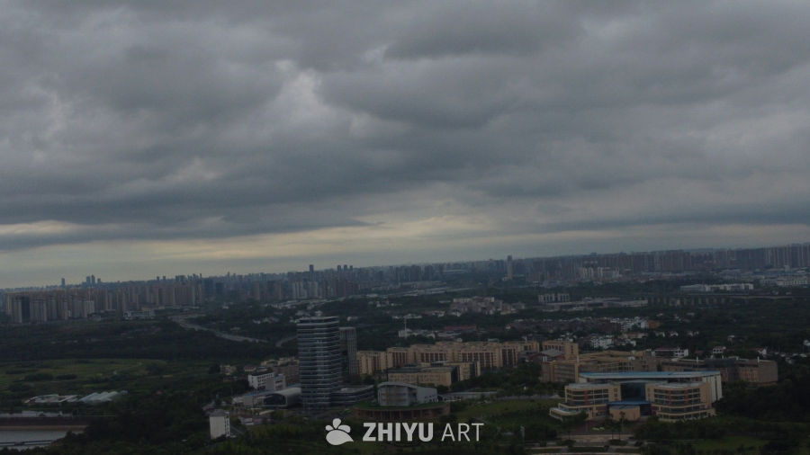 阴云密布下的城市全景