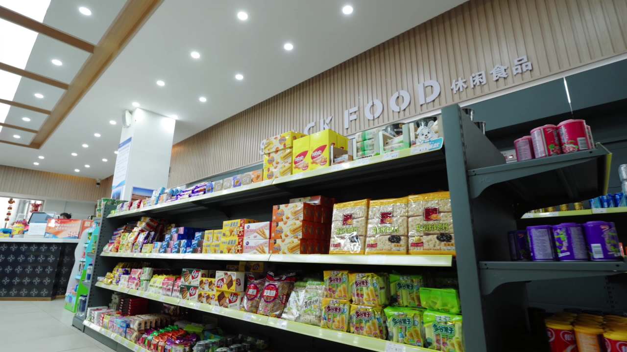 超市零食区全景
