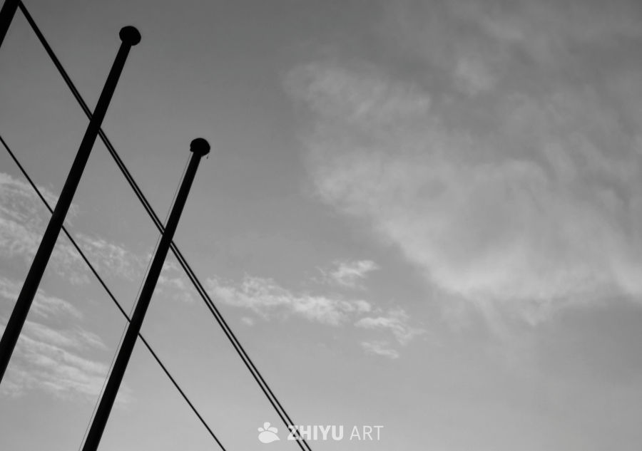 极简旗杆与淡淡的白云。