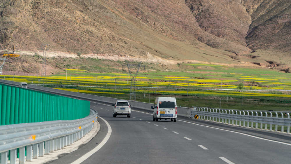 公路上疾驶的车