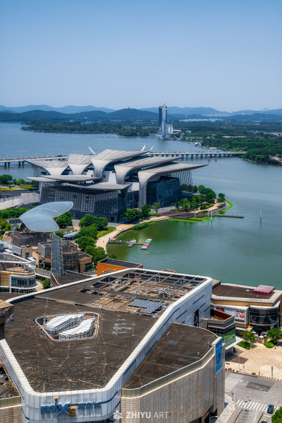 现代建筑与水景交融的城市风光