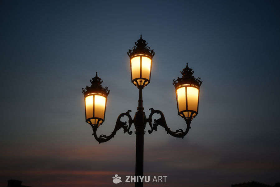 夕阳下的路灯