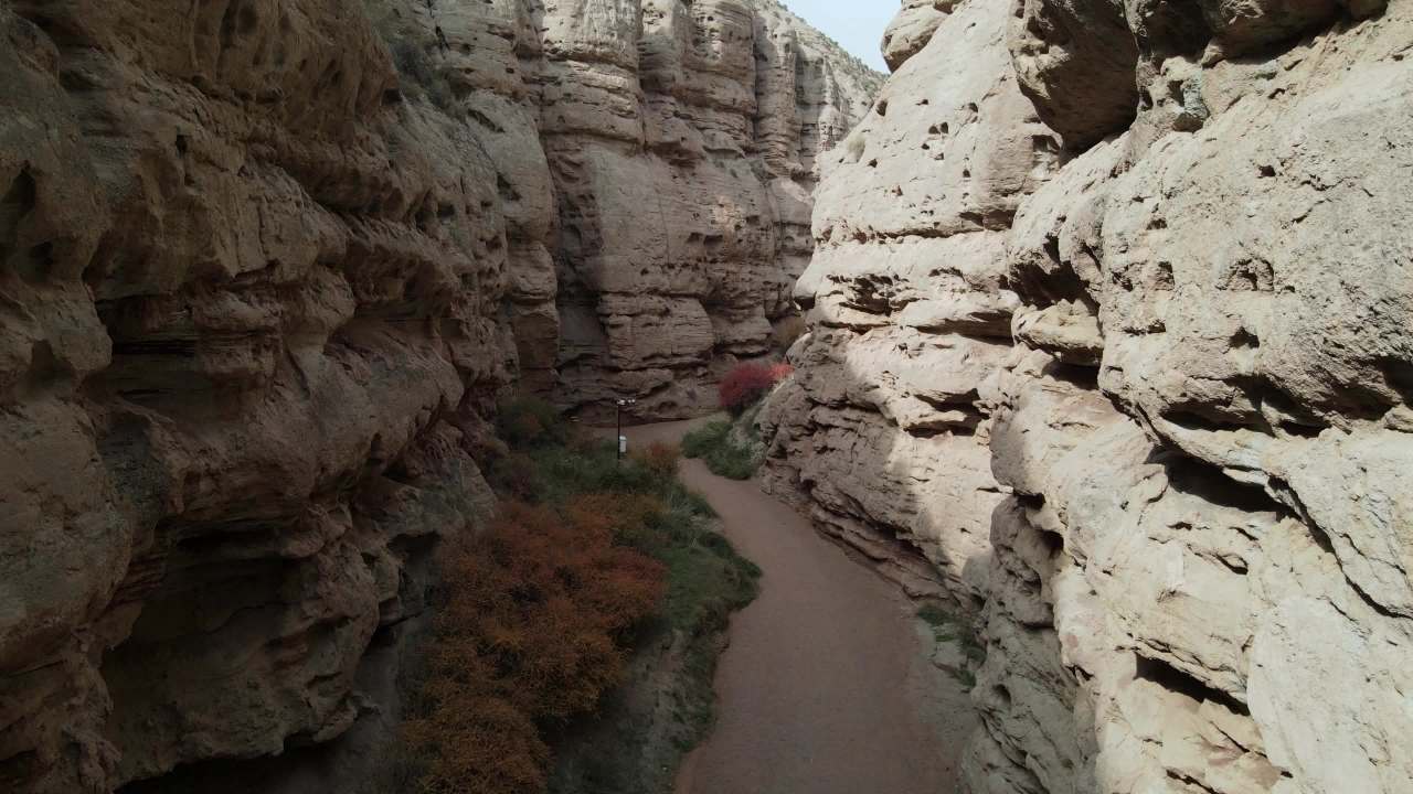 航拍穿行在甘肃张掖平山湖大峡谷的峡谷底部 2