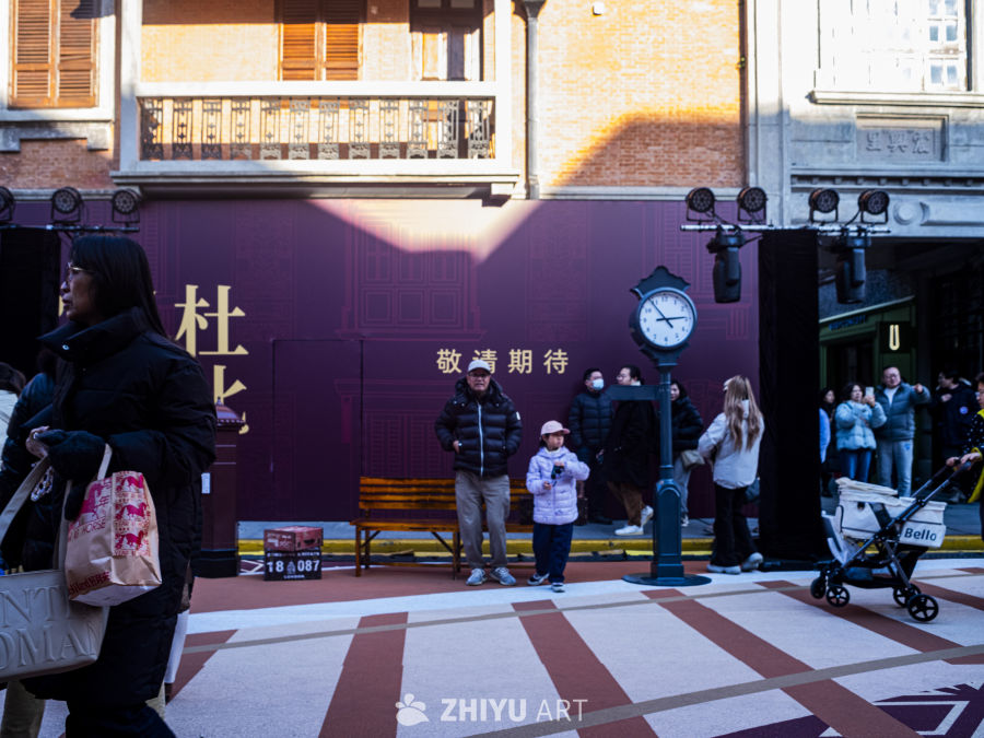 街头等待的冬日景象