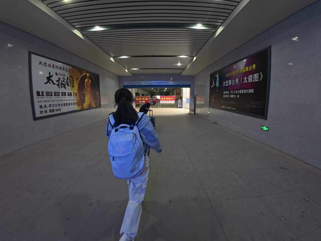 机场走廊与电梯行走