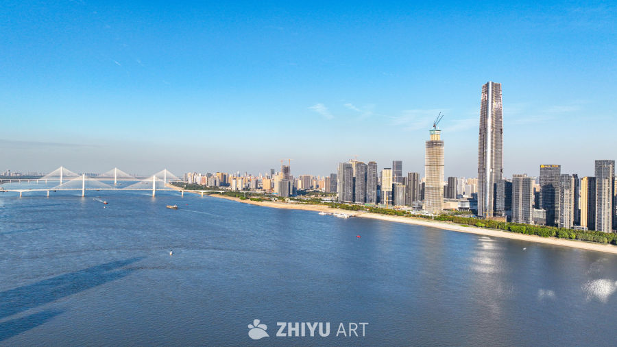 江畔高楼林立的现代都市