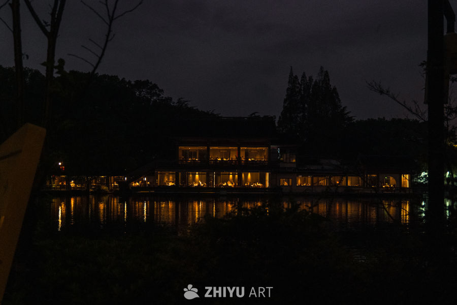 夜幕下的湖畔建筑