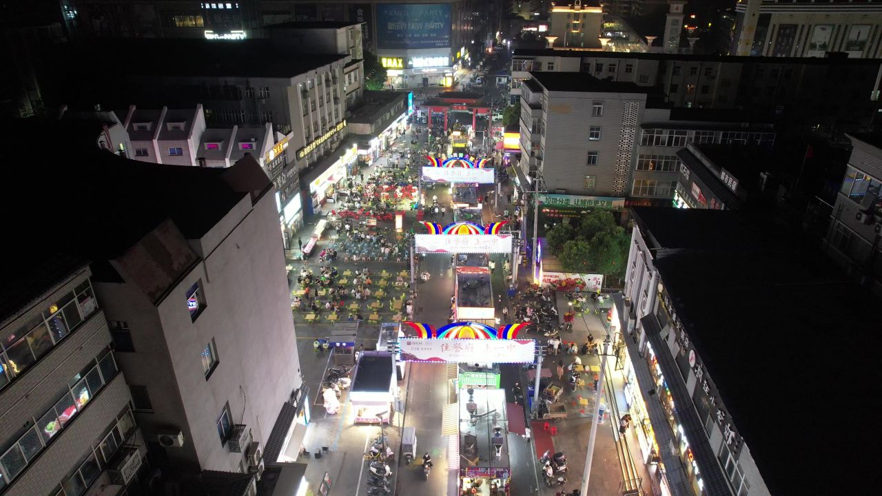 河南新乡市夜景步行街人流航拍