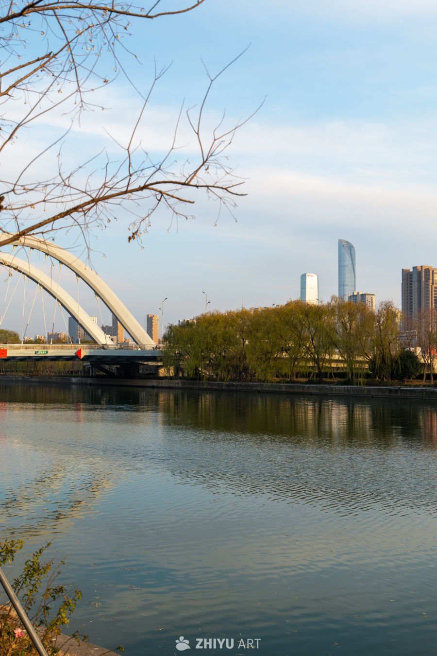 城市河畔的宁静时光