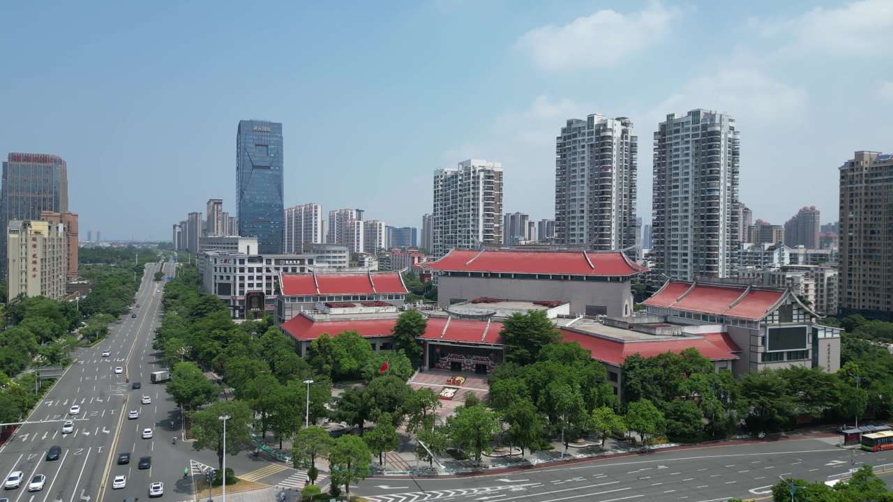 现代与传统交织的都市风景