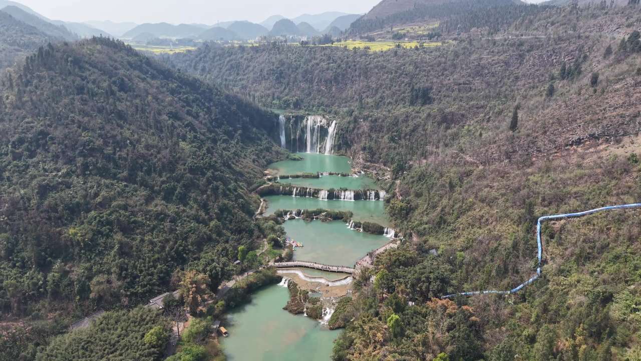 壮丽瀑布与山谷