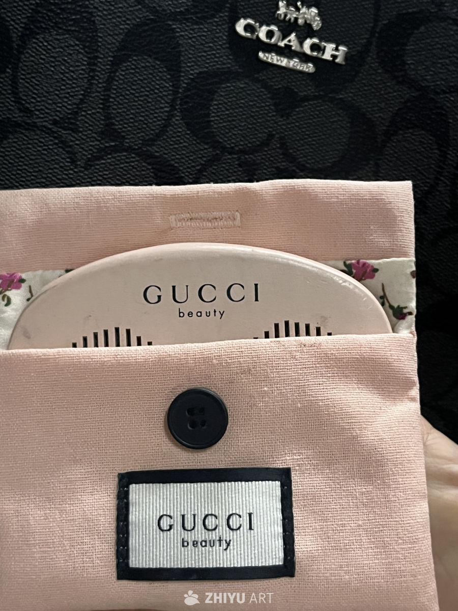 Gucci Beauty化妆包特写