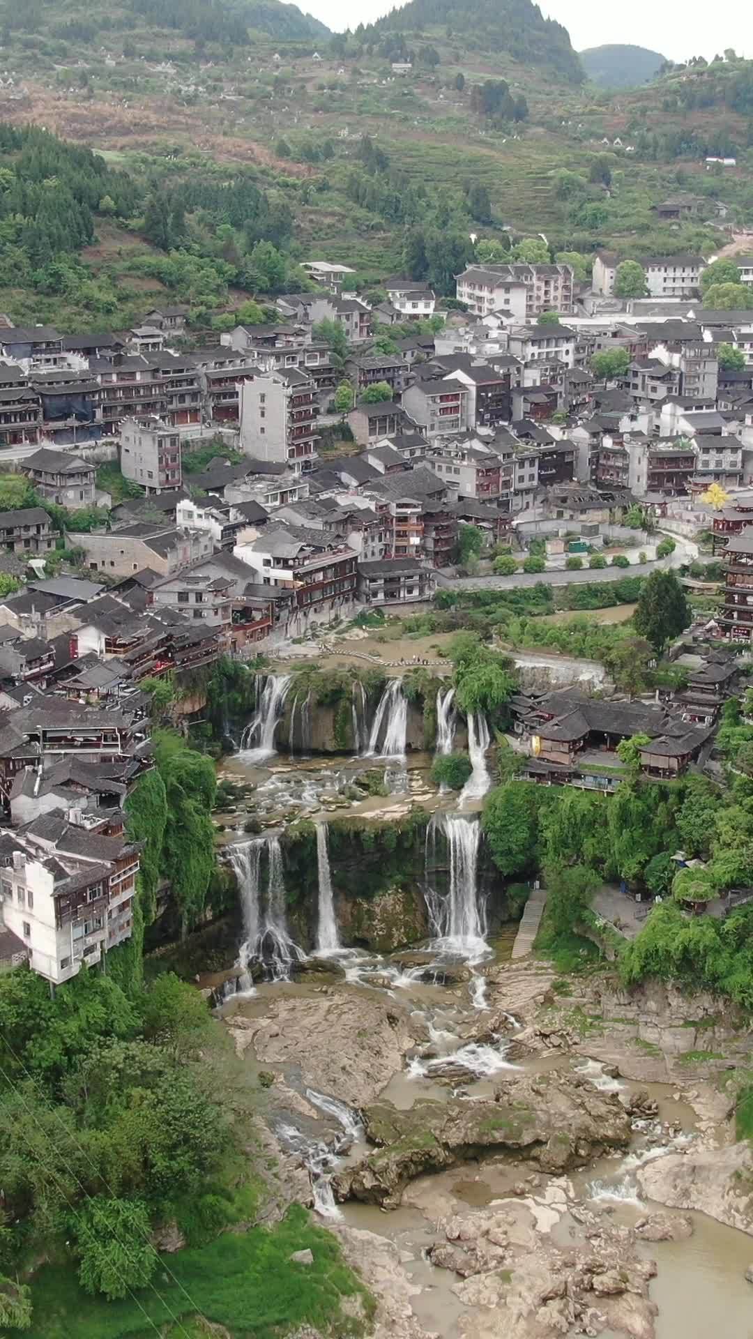 古镇瀑布全景
