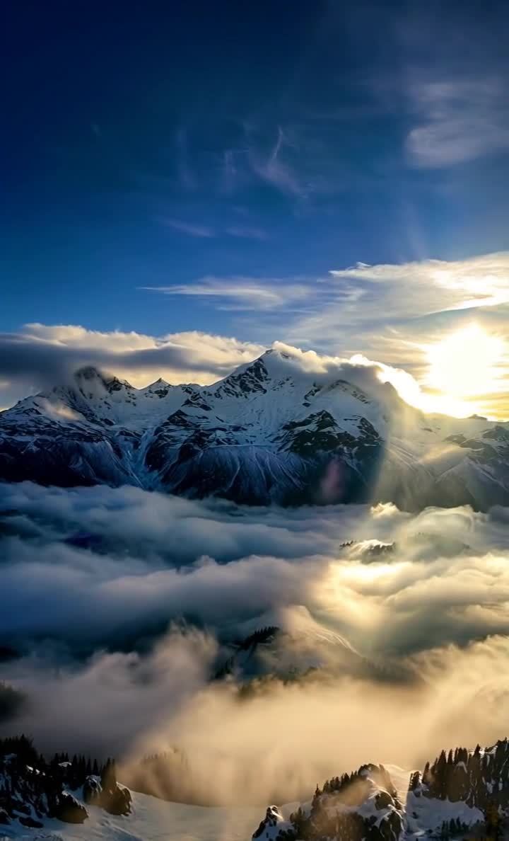 雪山云海与阳光交织的壮丽景象