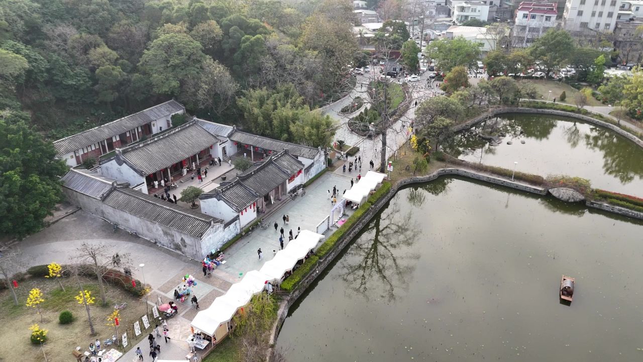 公园湖泊全景