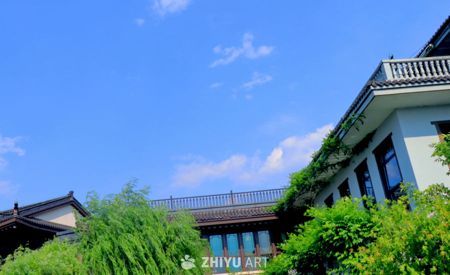 蓝天下的静谧庭院