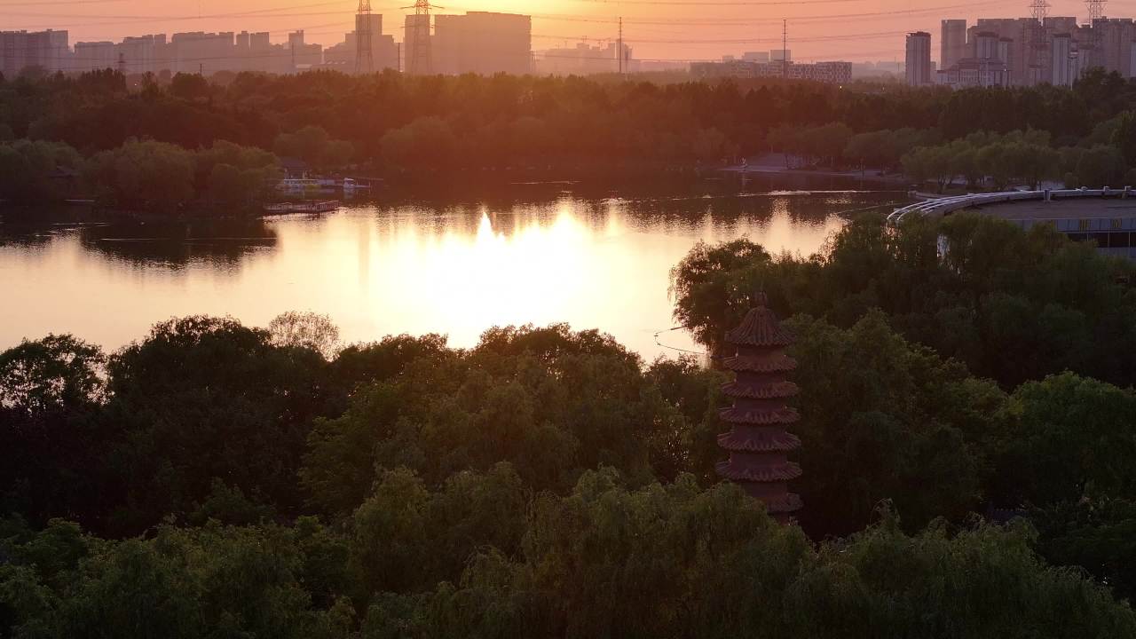 夕阳下的湖畔静谧时光