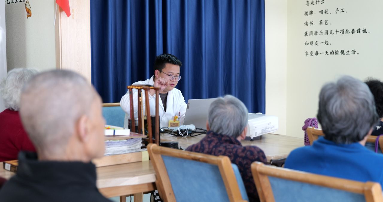 医生给老人培训健康知识