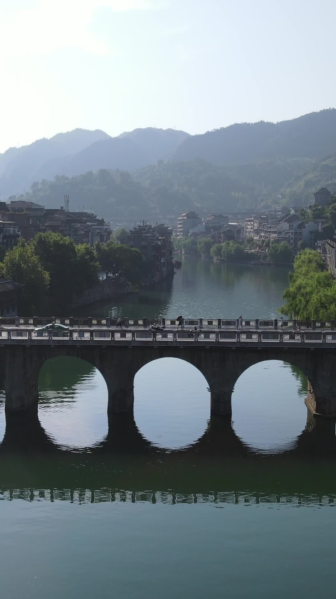 古桥静谧河畔景
