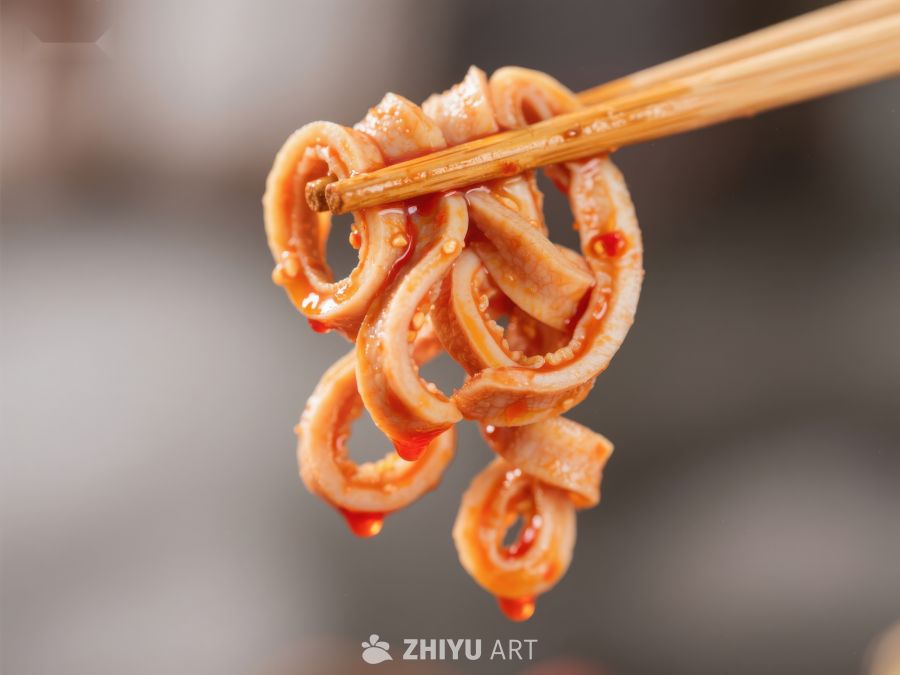 筷子夹起麻辣鱿鱼圈 696